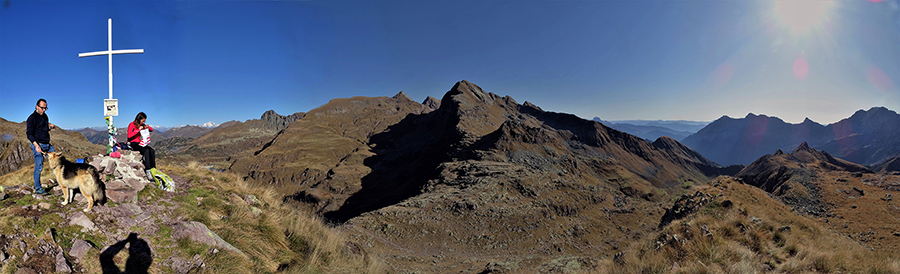 Vista panoramica ad est dalla Cima di Mezzeno (2230 m) , dedicata a Papa Giovanni Paolo II